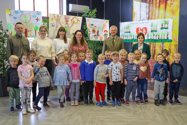 Grupa&#x20;przedszkolaków&#x20;w&#x20;holu&#x20;Nadleśnictwa